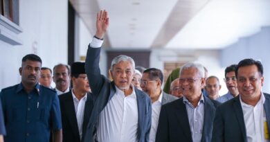 Zahid Mangsa Pendakwaan Politik; Hari Ini Kebenaran Terserlah Zahid Mangsa Pendakwaan Politik; Hari Ini Kebenaran Terserlah