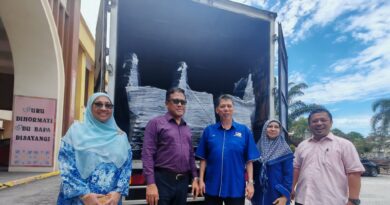 UMNO Putrajaya Sumbang 100 Kerusi Kepada SMK Presint 14(1)