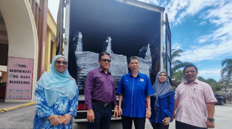 UMNO Putrajaya Sumbang 100 Kerusi Kepada SMK Presint 14(1)