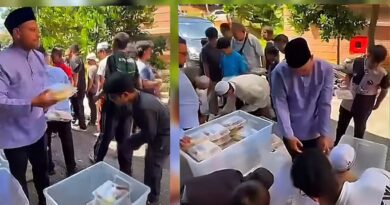 Sumbangan Pek Makanan Ringankan Beban Jemaah Surau di Presint 8