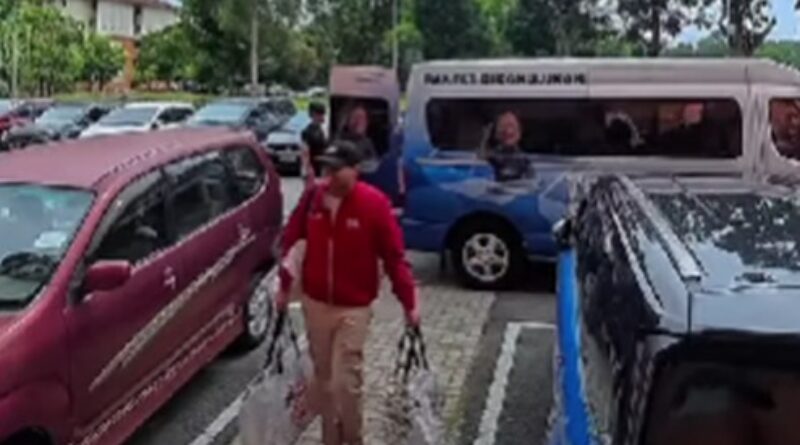 Serahan sumbangan bakul makanan
